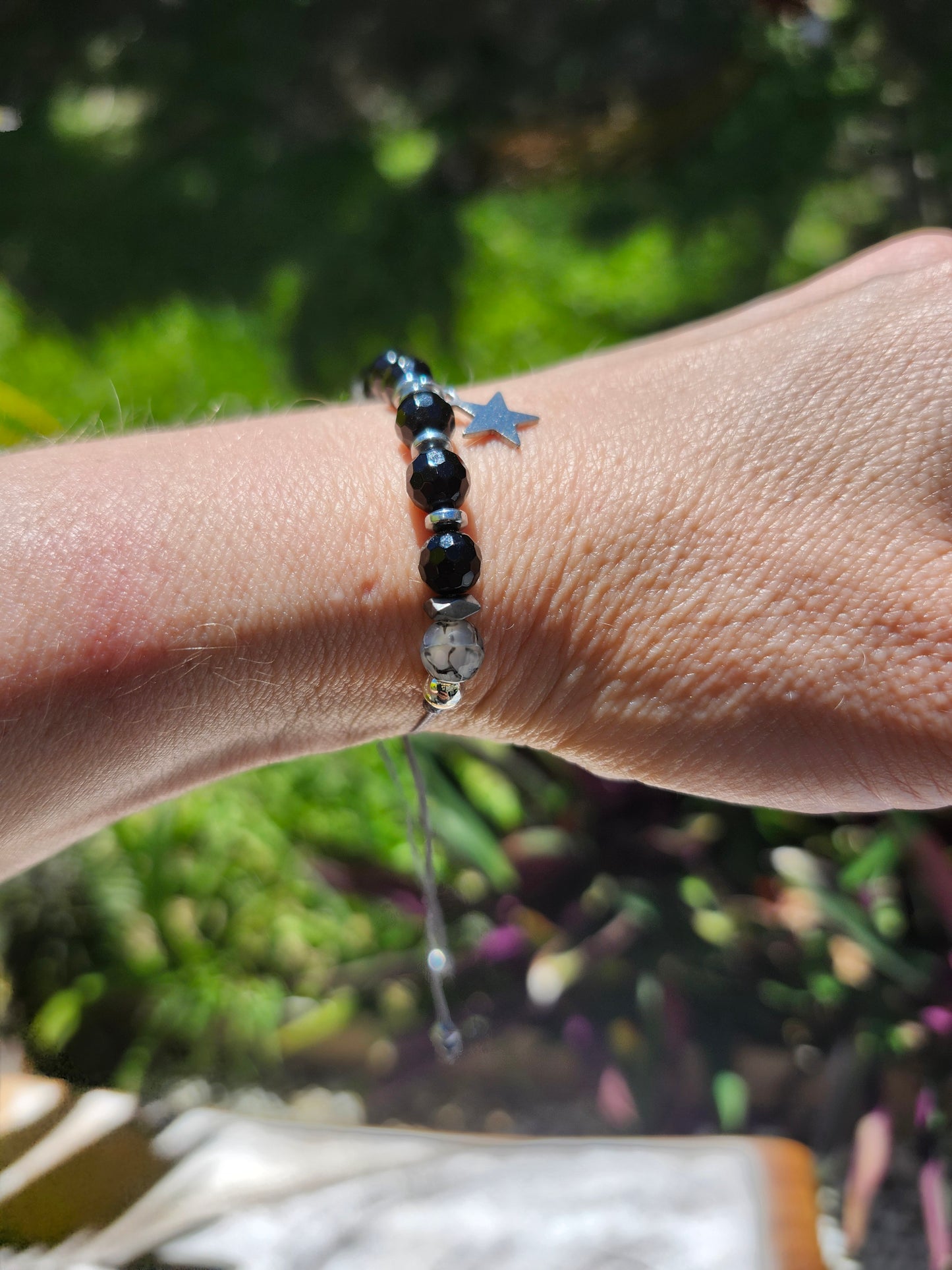 Bracelet réf. 30 : cordon réglable Agathe veine dragon et Onyx