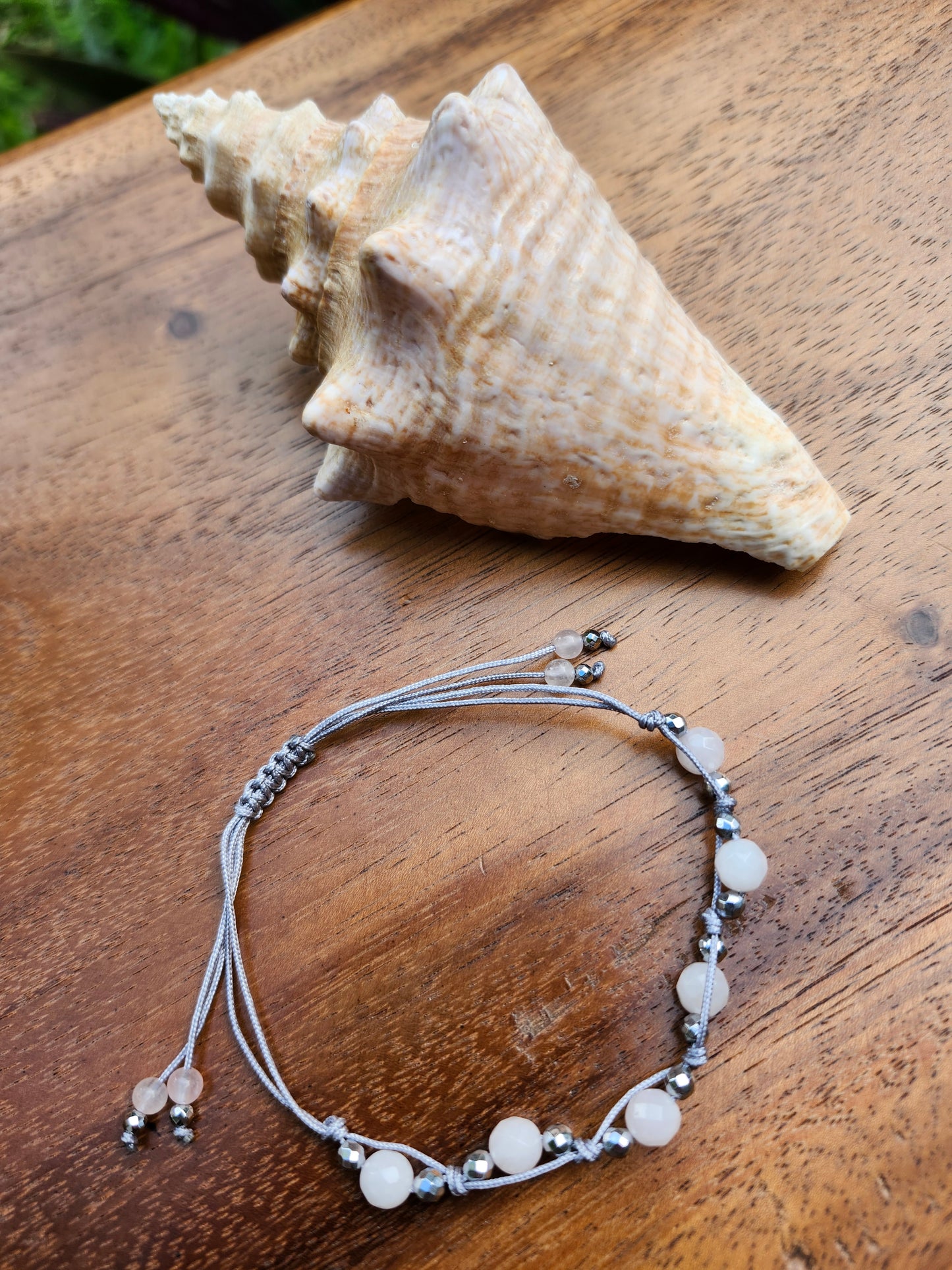 Bracelet ref 45 : Cordon réglable Quartz rose et Hématite