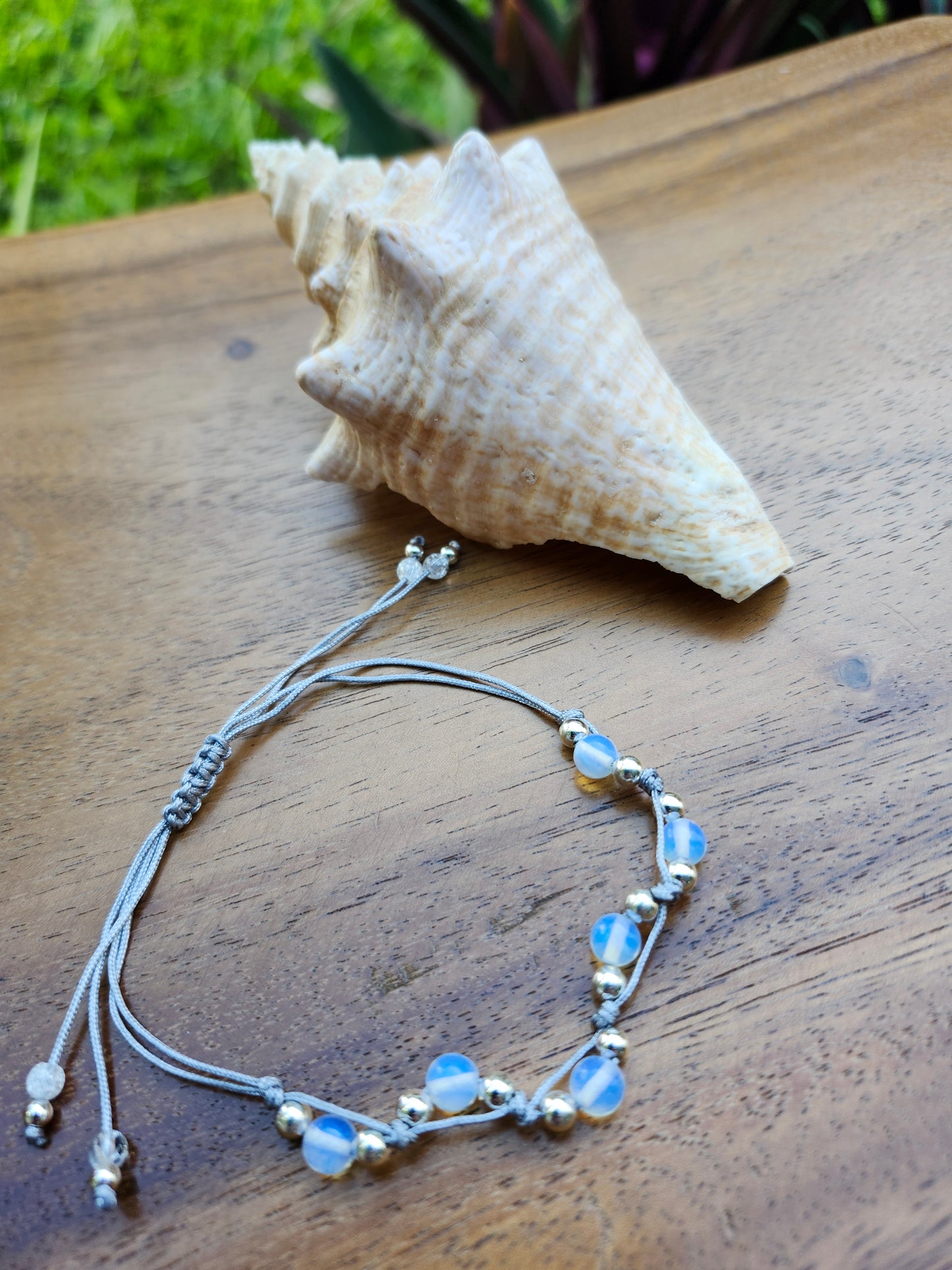 Bracelet ref 47 : Cordon réglable Opaline/ Hématite