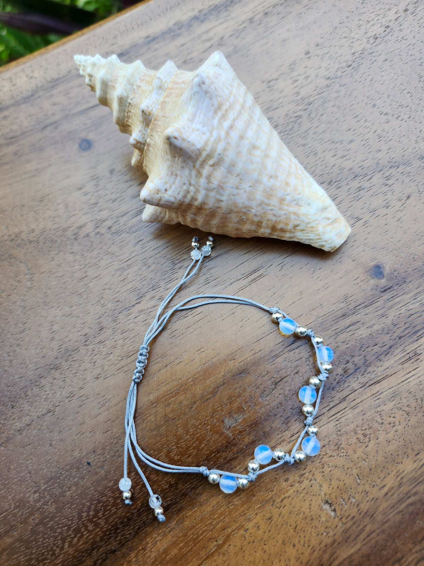 Bracelet ref 47 : Cordon réglable Opaline/ Hématite
