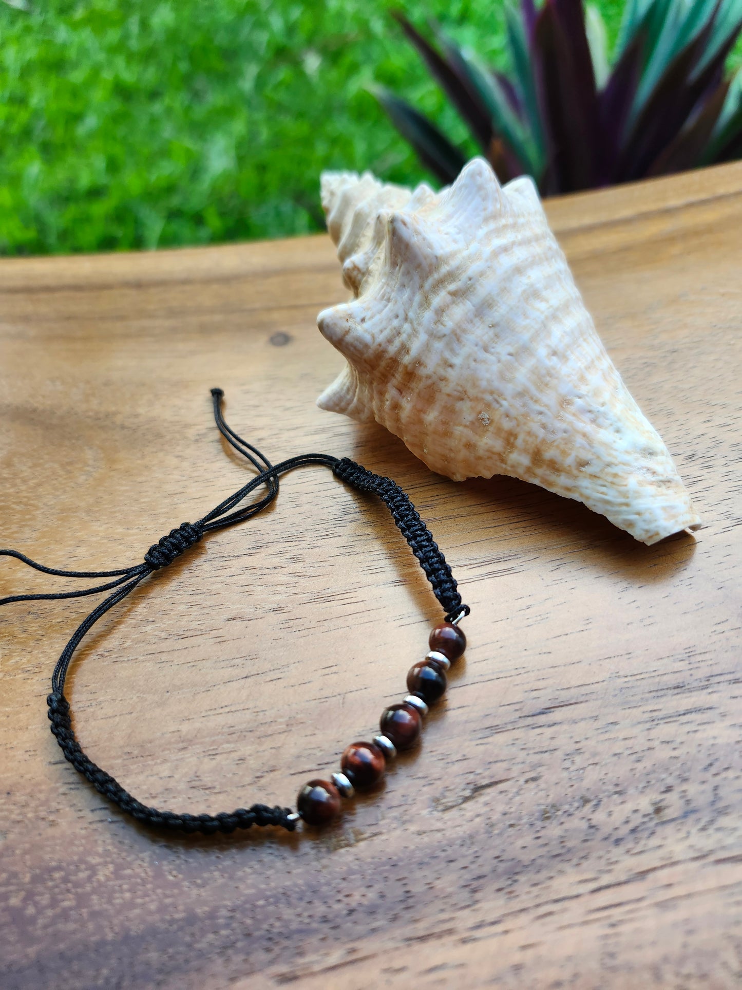 Bracelet ref 49 : Cordon réglable œil du tigre marron foncé et cordon tressé noir