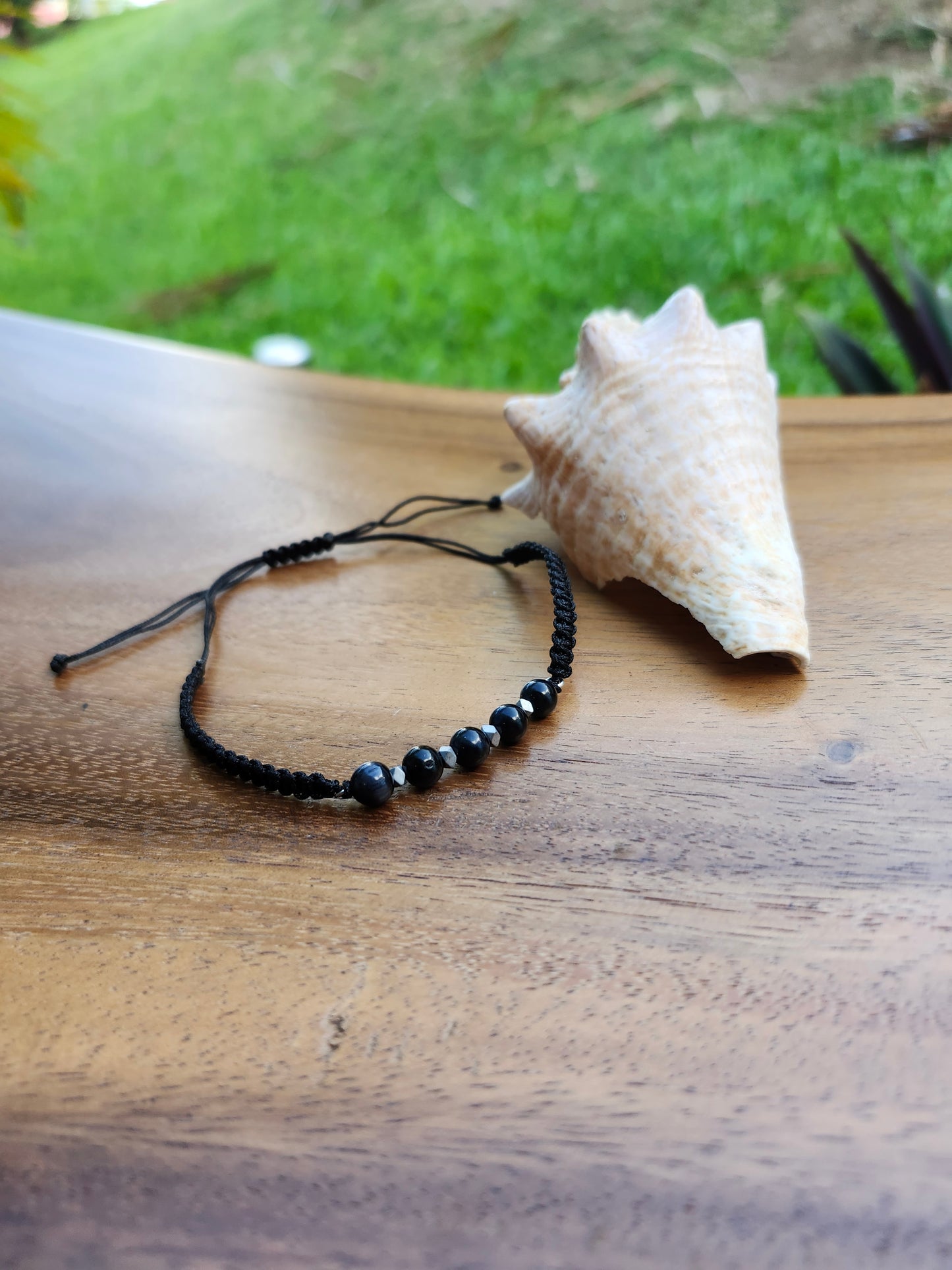 Bracelet ref 50 : Cordon réglable Œil de tigre bleu et hématite sur cordon tressé noir