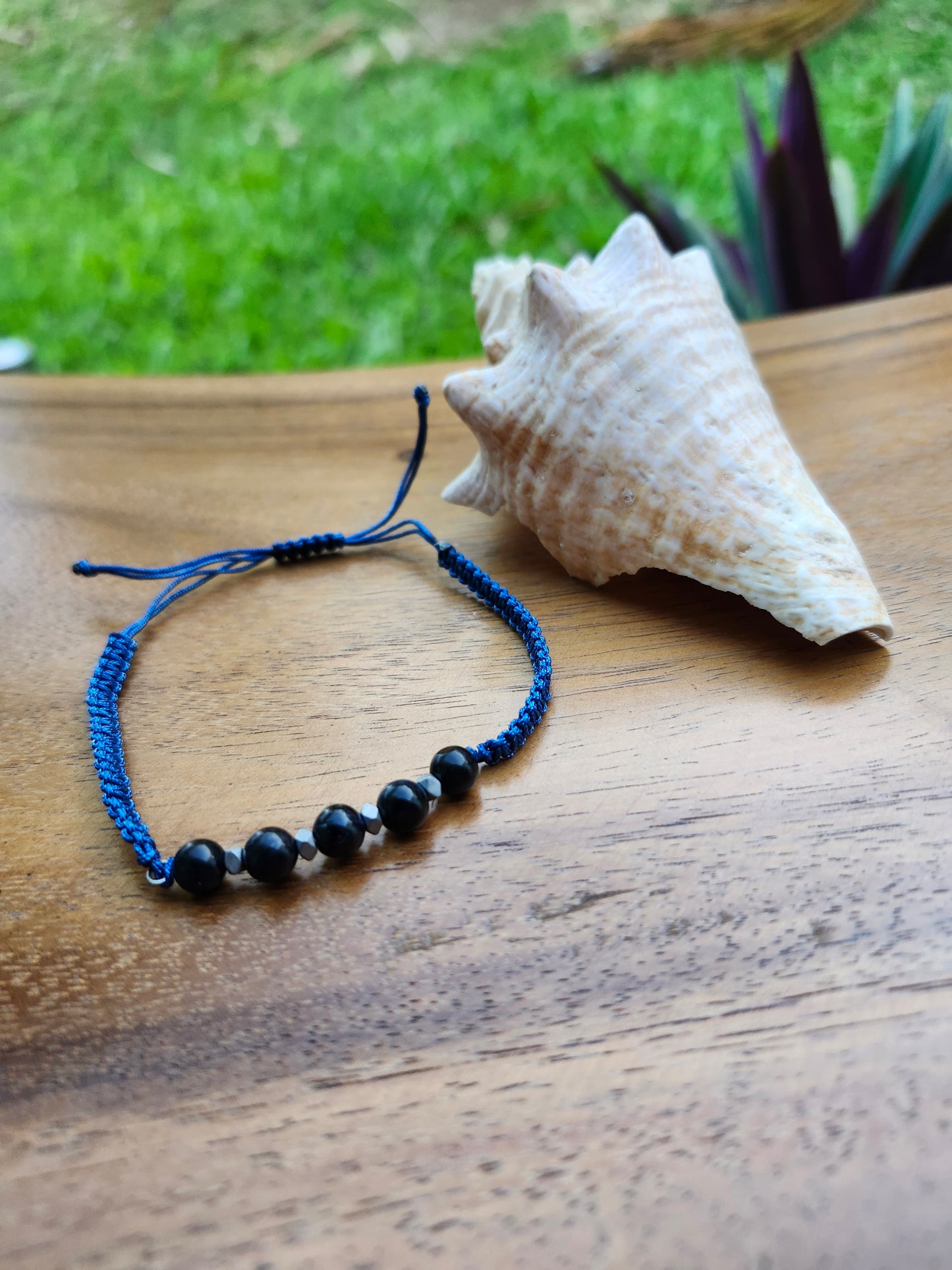 Bracelet ref 51 : Cordon réglable œil de tigre bleu / hématite sur cordon tressé bleu