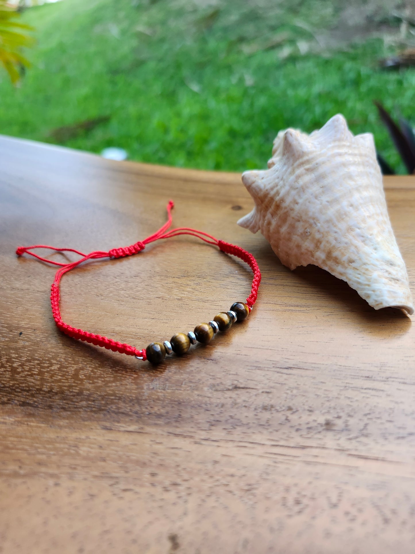 Bracelet ref 52 : Cordon réglable œil de tigre marron clair et hématite sur cordon tressé rouge