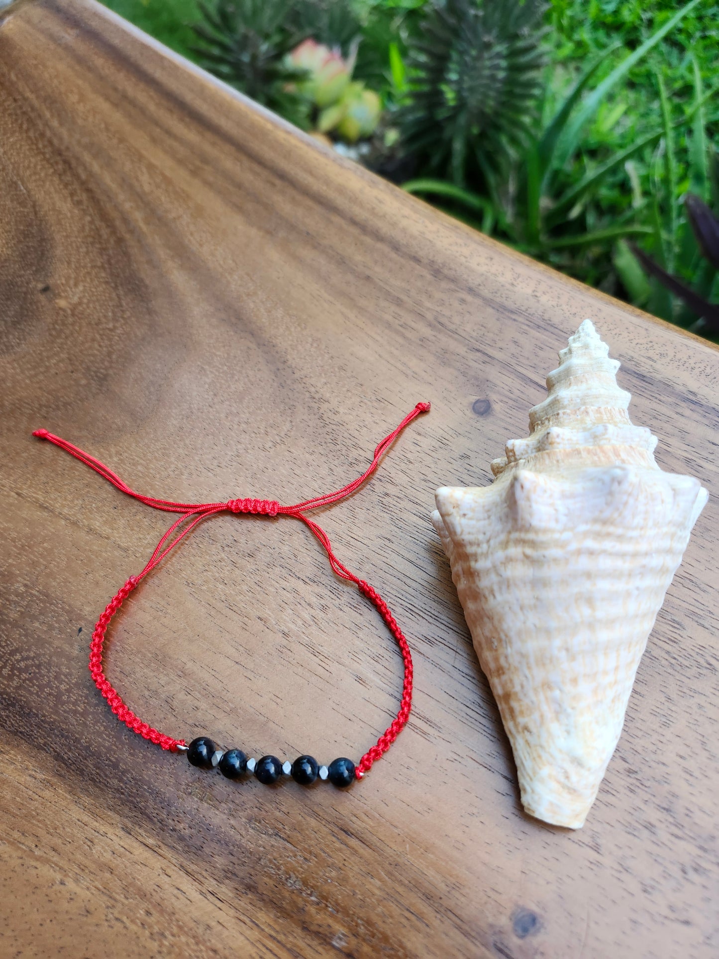 Bracelet ref 53 : Cordon réglable œil de tigre bleu et hématite sur cordon tressé rouge