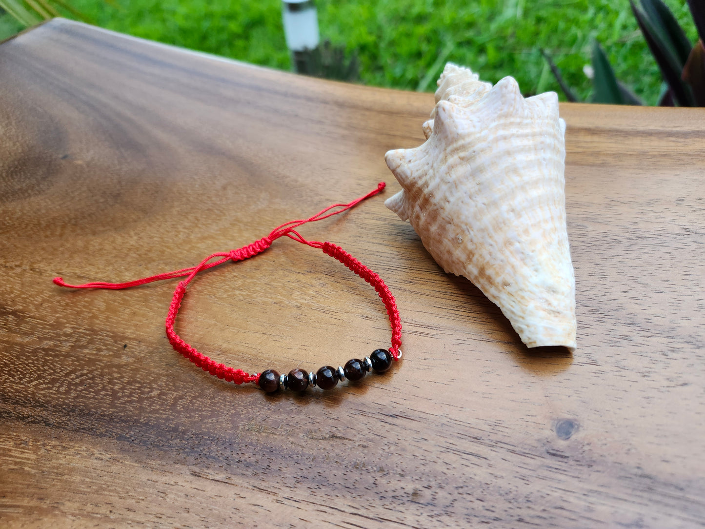 Bracelet ref 54 : Cordon réglable œil de tigre marron foncé et hématite sur cordon tressé rouge