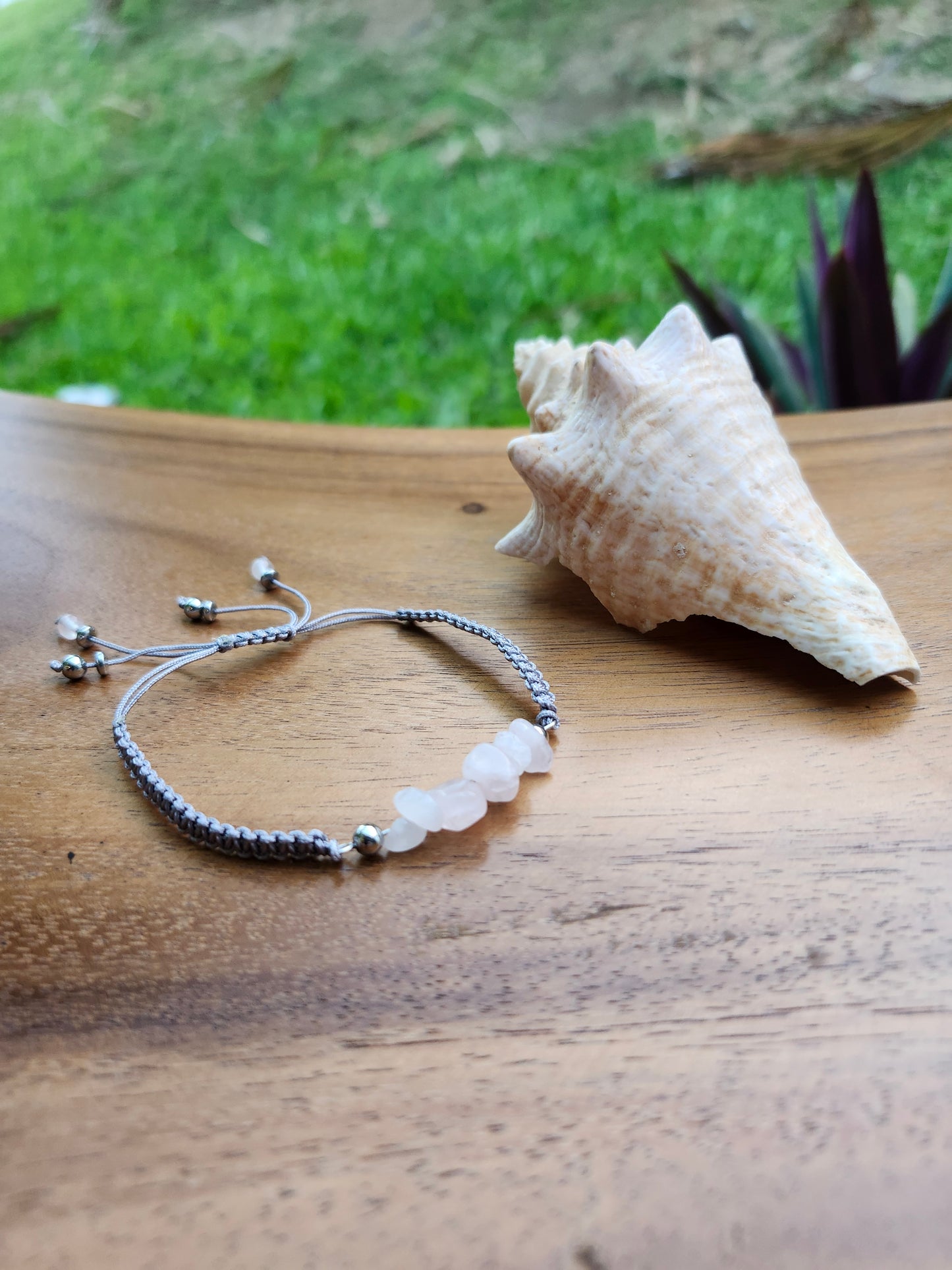 Bracelet ref 55 : Cordon réglable quartz rose et hématite sur cordon tressé gris