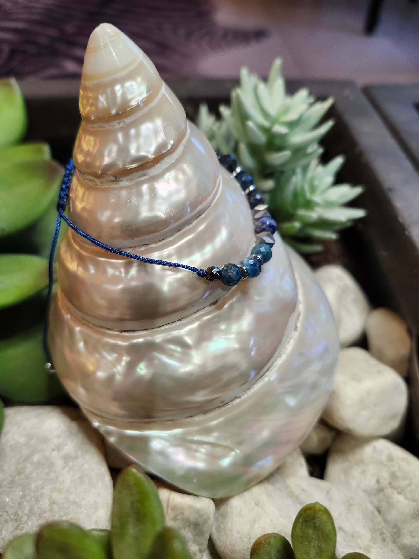 Bracelet ref 57 : Cordon réglable Sodalite, apatite et hématite
