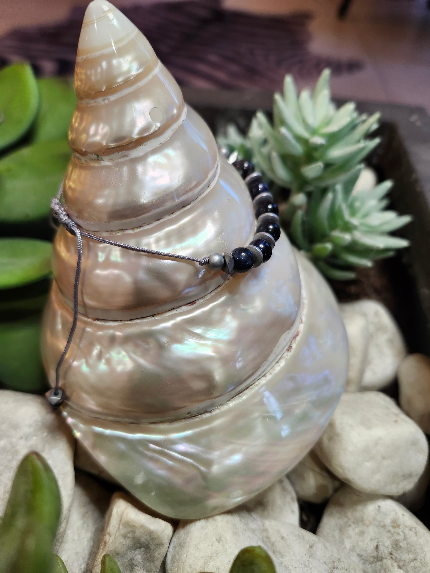 Bracelet ref 60 : Cordon réglable Œil de tigre bleu et hématite
