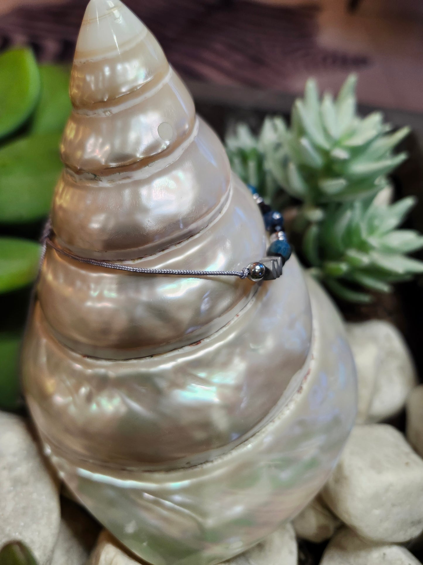 Bracelet ref 62 : Cordon réglable Apatite, onyx et hématite