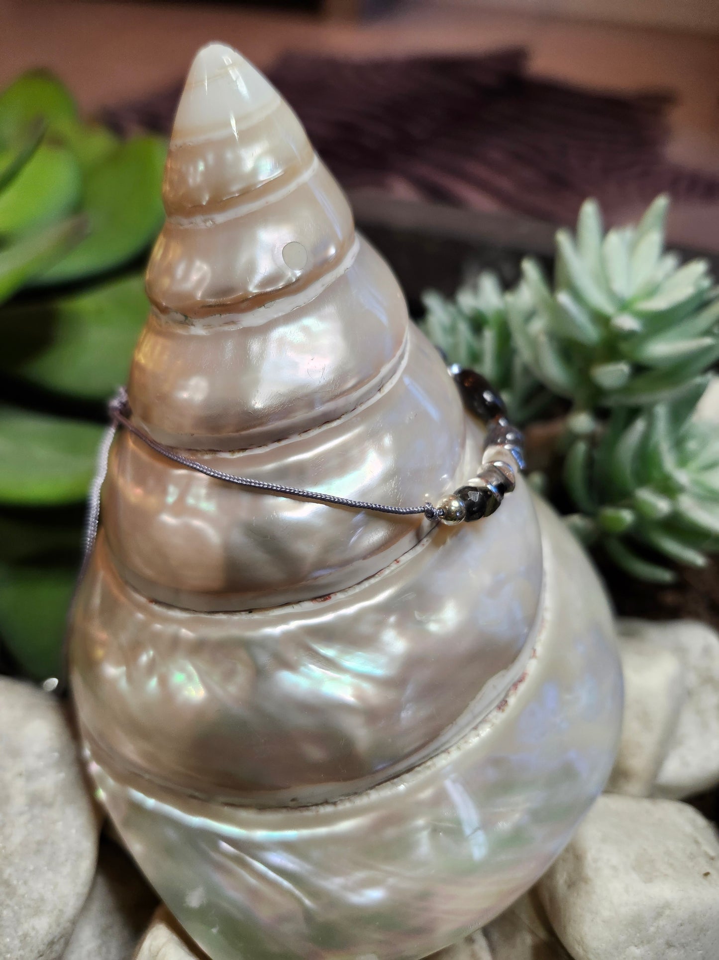 Bracelet ref 63 : Cordon réglable Obsidienne tourmaline et hématite