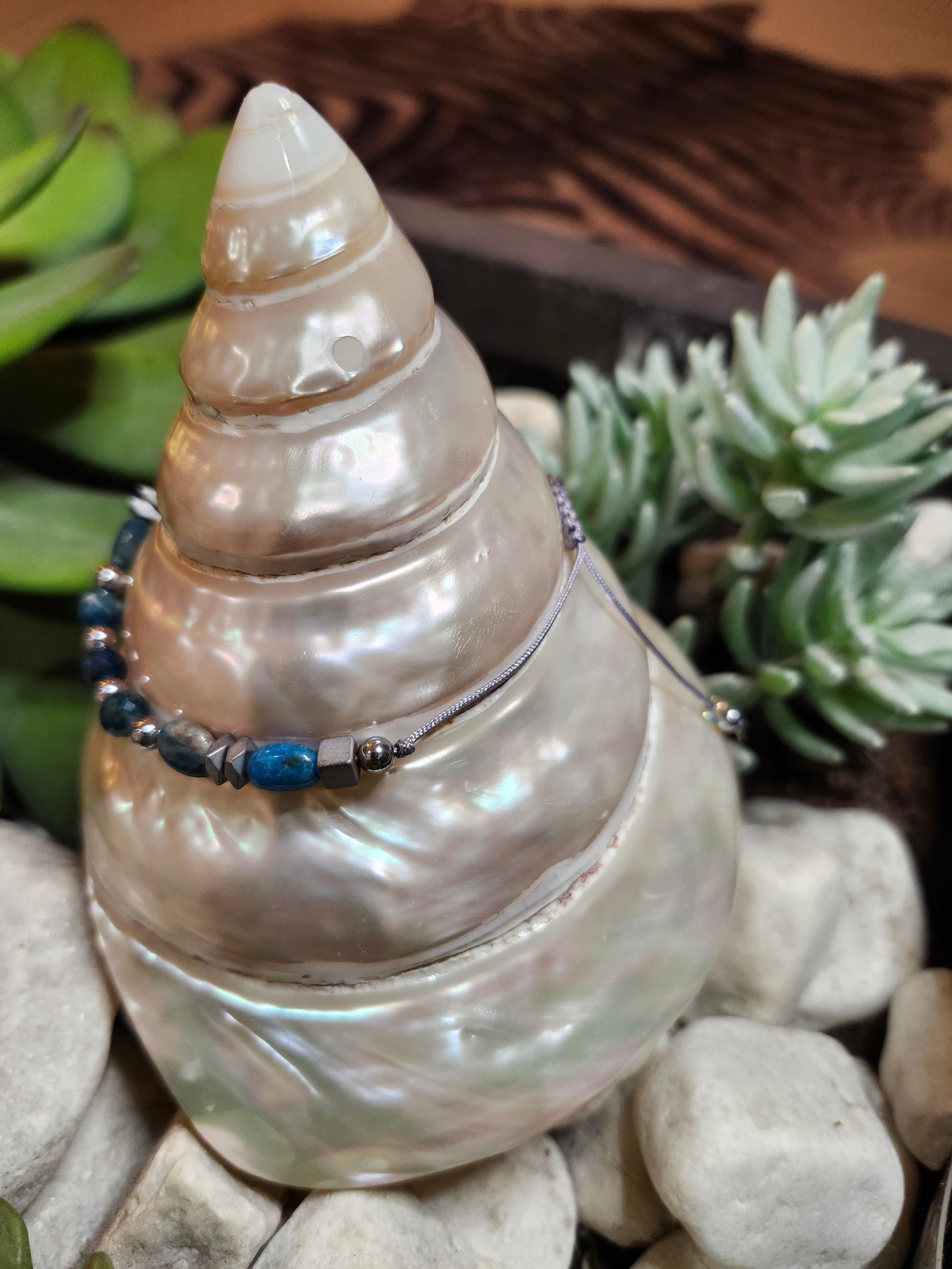 Bracelet ref 72 : Cordon réglable Apatite et hématite