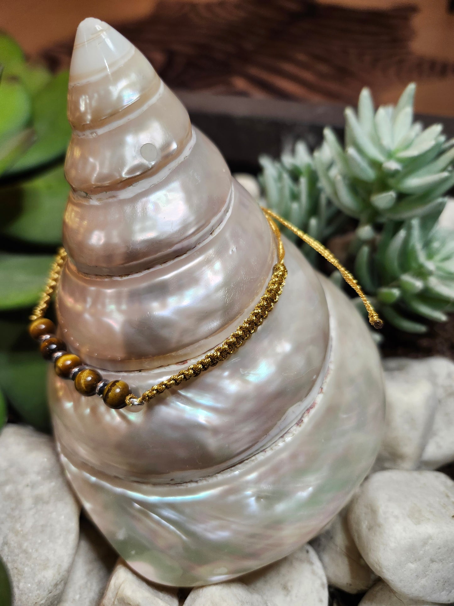 Bracelet ref 73 : Cordon réglable Œil de tigre Cordon tressé doré