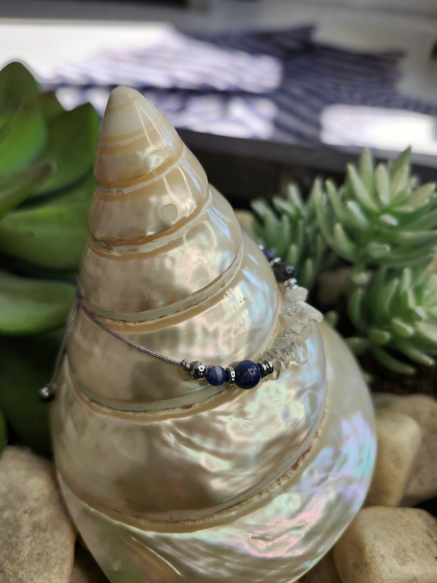 Bracelet ref 76 : Cordon réglable Iolite, quartz rose et hématite
