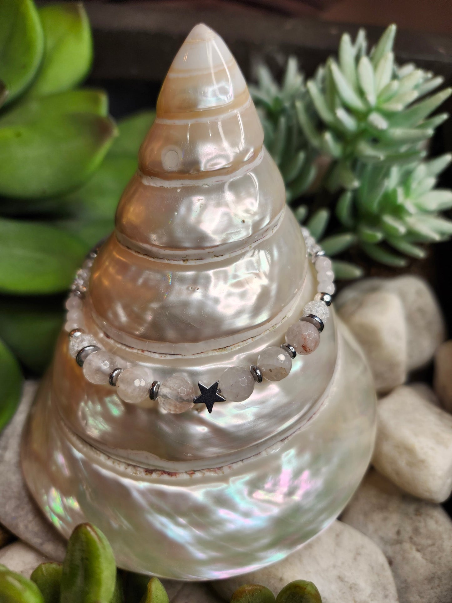 Bracelet ref 79 : Cordon réglable Quartz fraise, Quartz rose, cristal de roche et Hématite