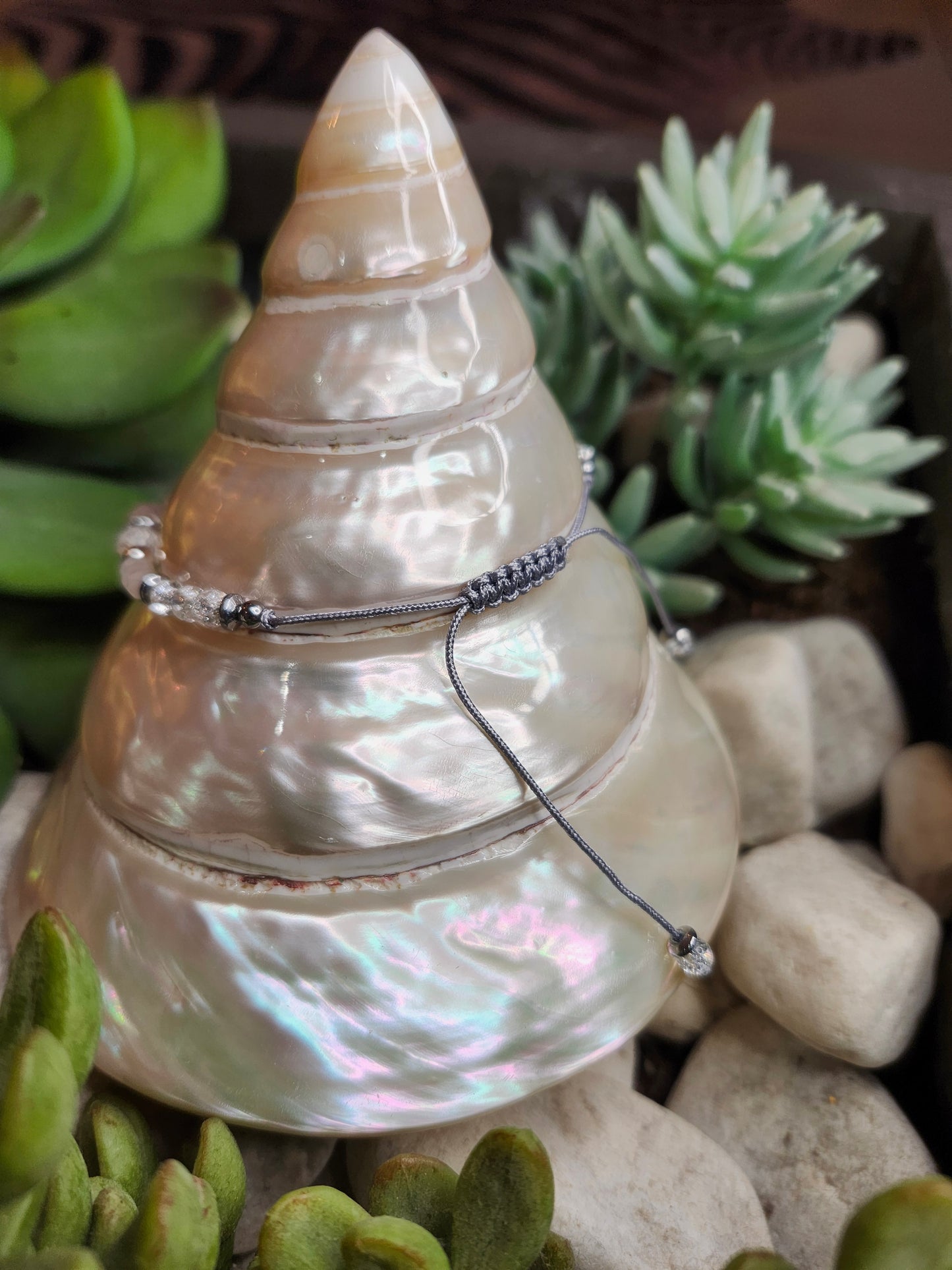 Bracelet ref 79 : Cordon réglable Quartz fraise, Quartz rose, cristal de roche et Hématite