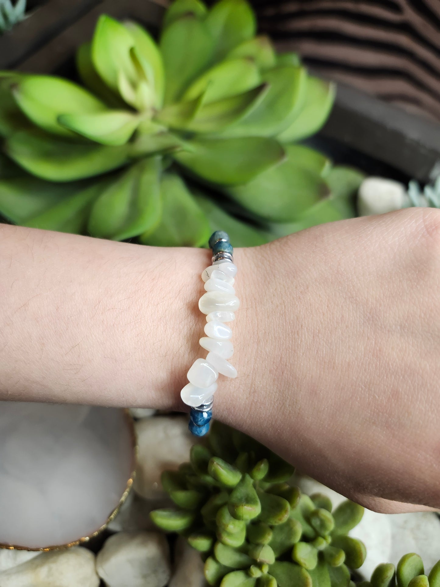 Bracelet ref 85 : Cordon réglable Pierre de lune, Apatite, Nacre et Hématite