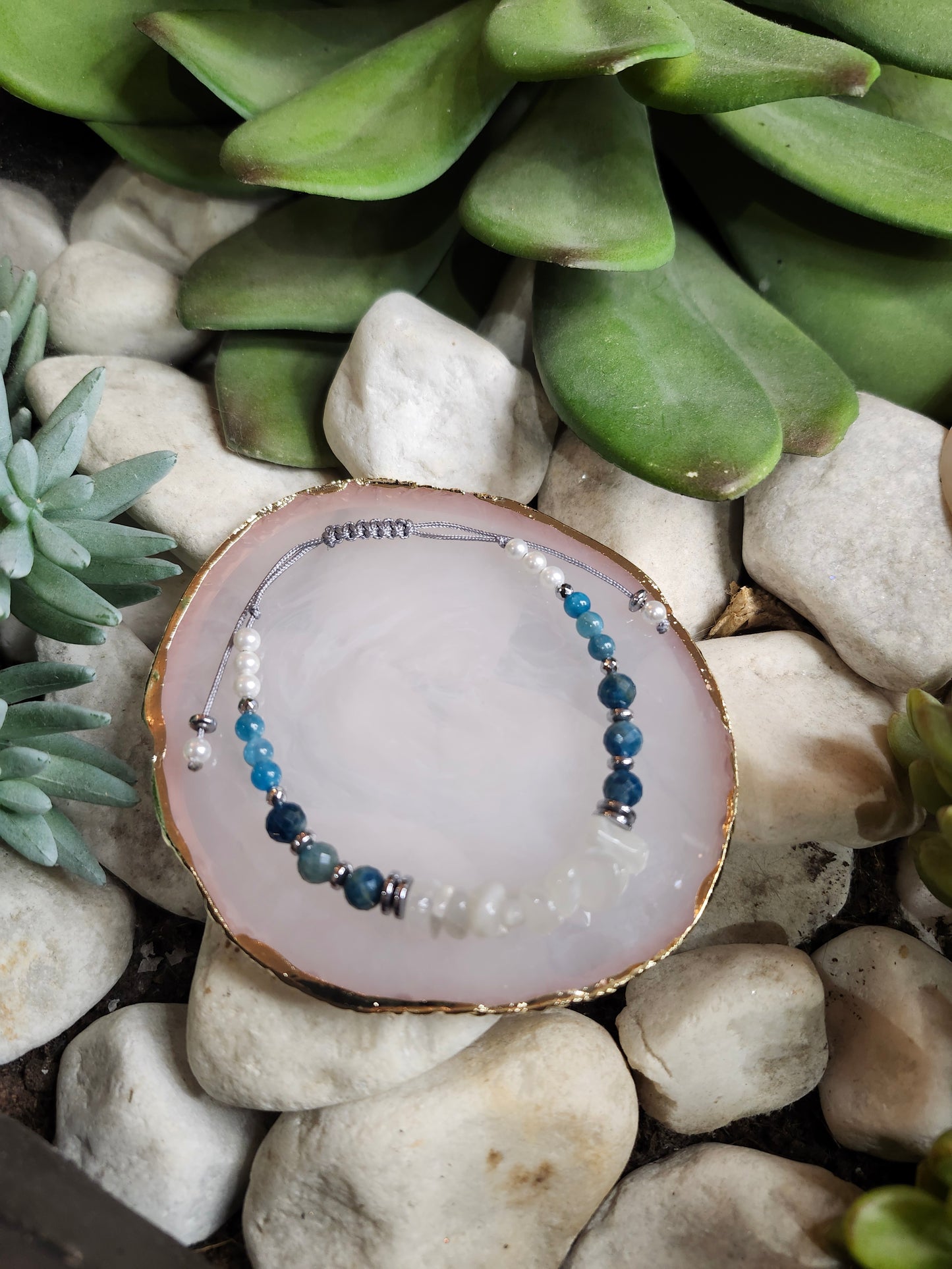 Bracelet ref 85 : Cordon réglable Pierre de lune, Apatite, Nacre et Hématite