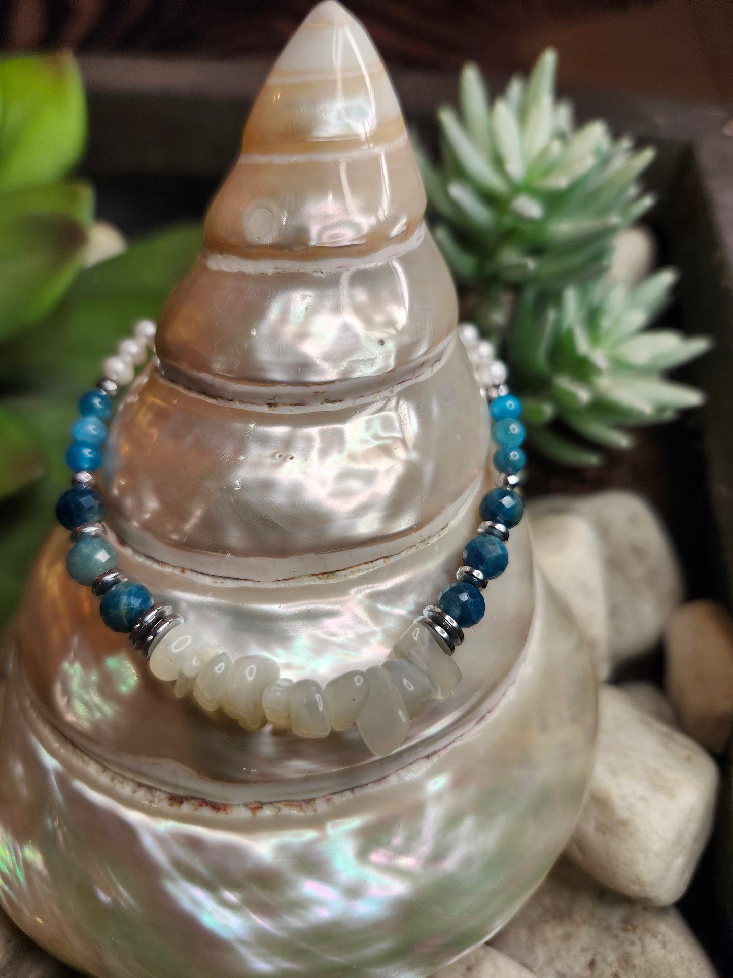 Bracelet ref 85 : Cordon réglable Pierre de lune, Apatite, Nacre et Hématite