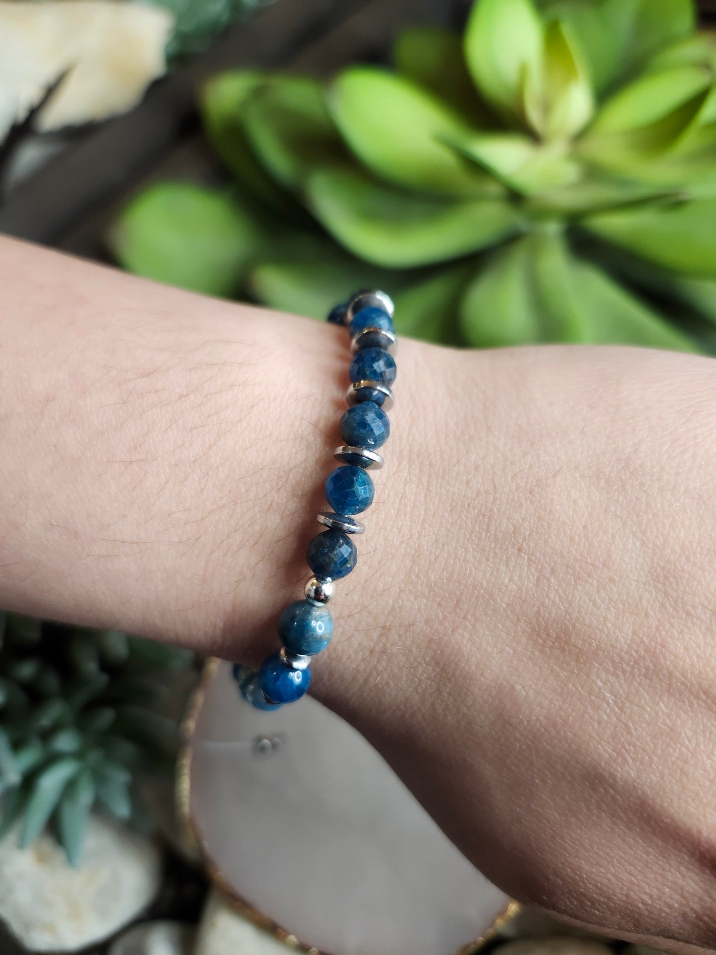 Bracelet ref 94 : Cordon réglable Apatite, Cristal de roche et Hematite
