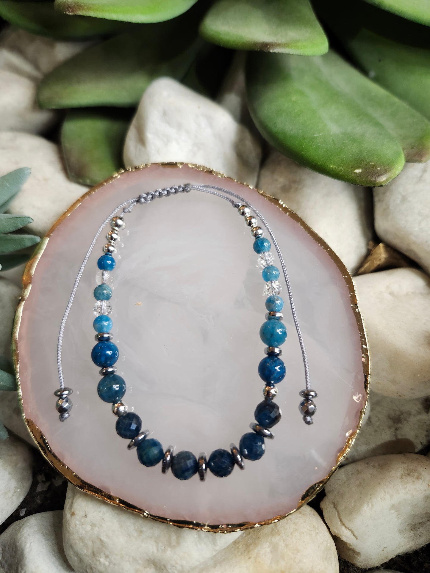 Bracelet ref 94 : Cordon réglable Apatite, Cristal de roche et Hematite