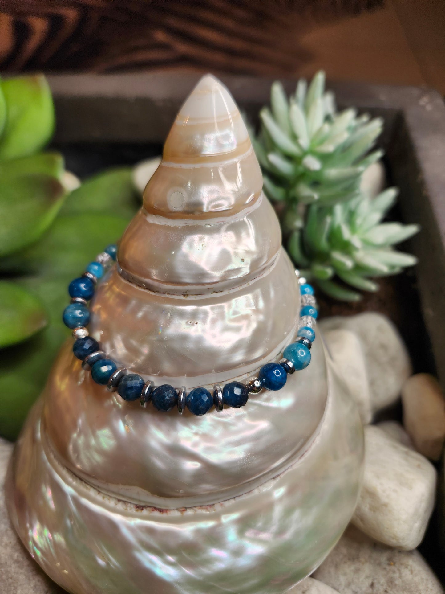 Bracelet ref 94 : Cordon réglable Apatite, Cristal de roche et Hematite