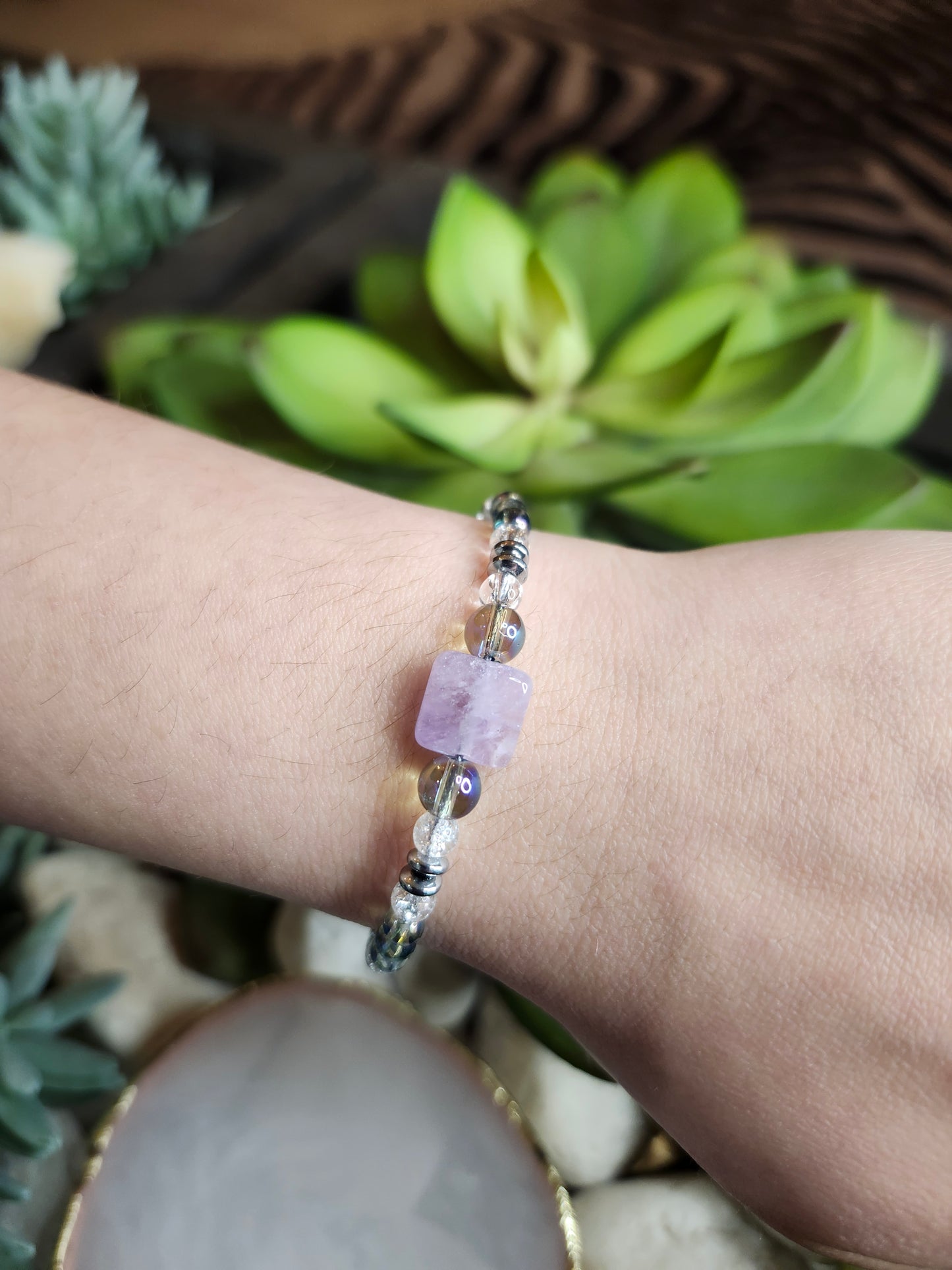 Bracelet ref 95 : Cordon réglable Améthyste, Aqua aura, Cristal de roche et Hématite