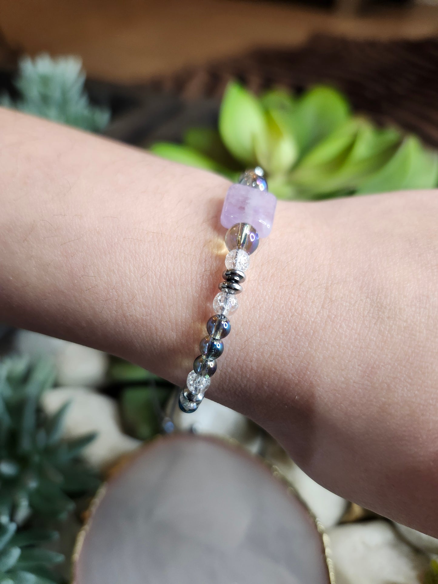 Bracelet ref 95 : Cordon réglable Améthyste, Aqua aura, Cristal de roche et Hématite