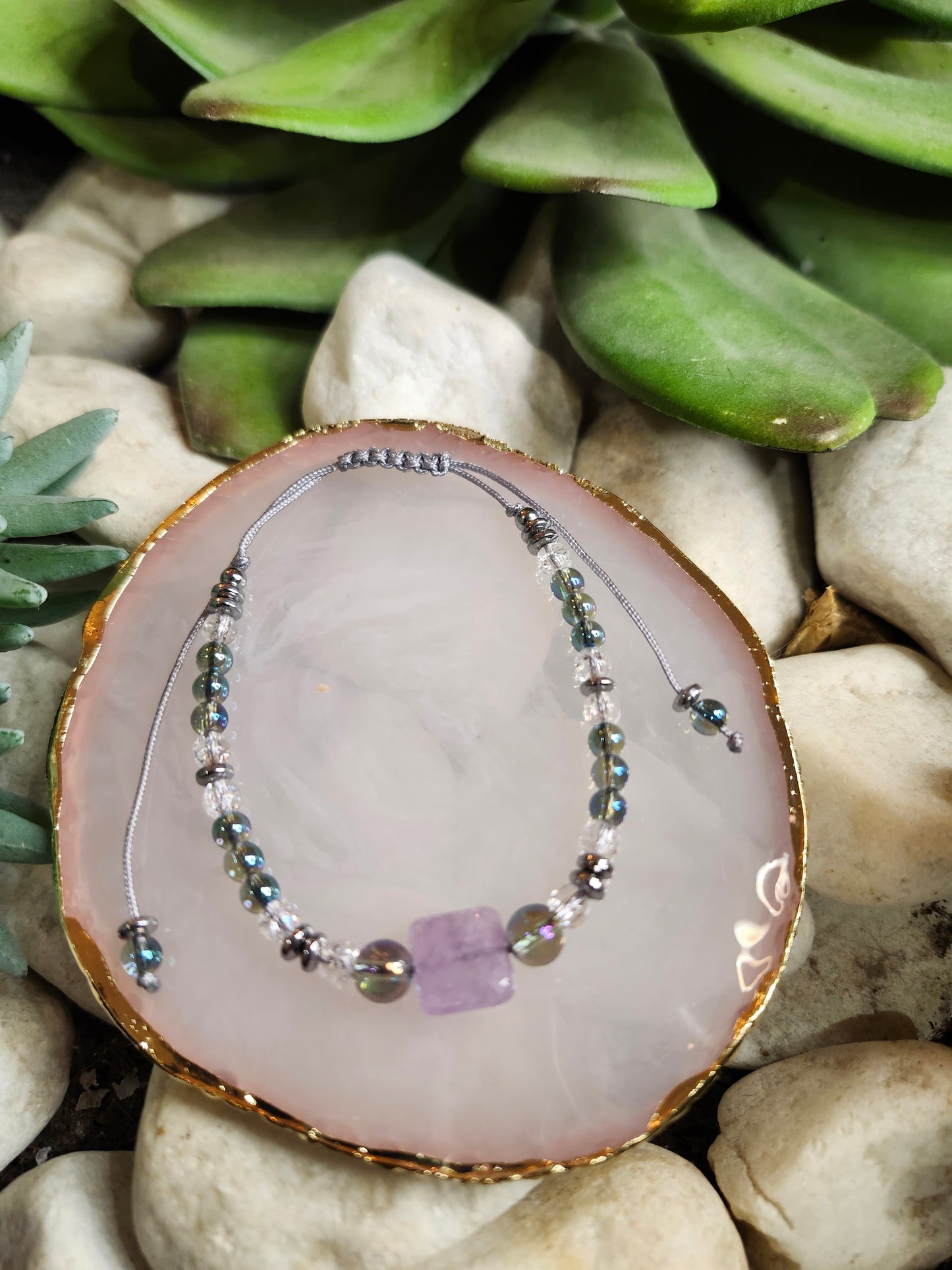 Bracelet ref 95 : Cordon réglable Améthyste, Aqua aura, Cristal de roche et Hématite
