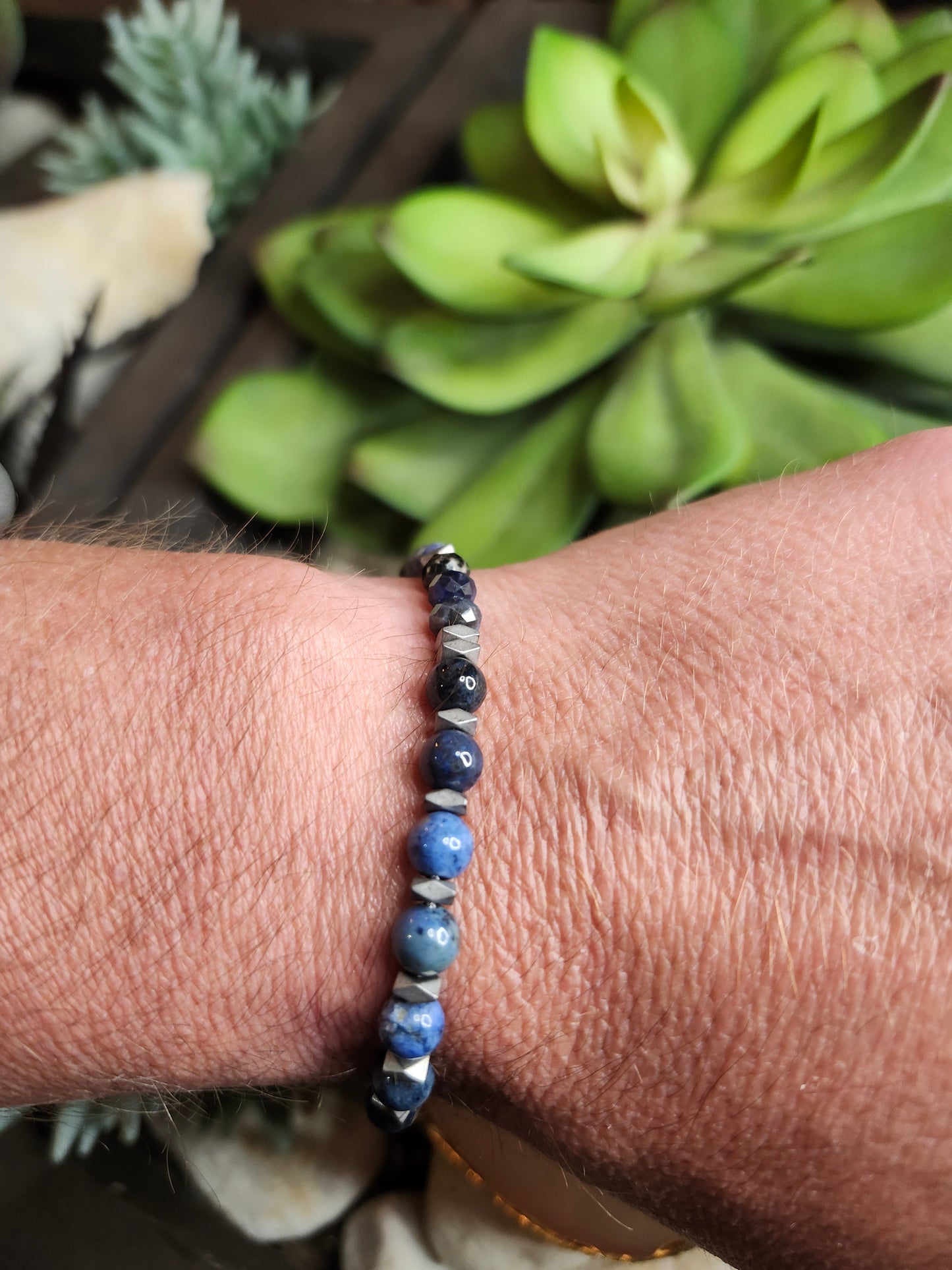 Bracelet ref 100 : Cordon réglable Dumortiérite, Sodalite et Hématite