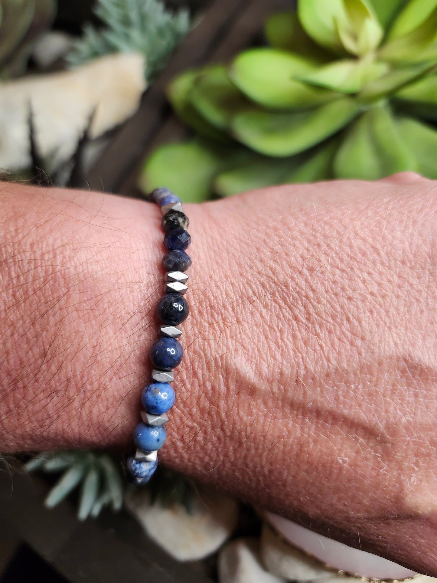 Bracelet ref 100 : Cordon réglable Dumortiérite, Sodalite et Hématite
