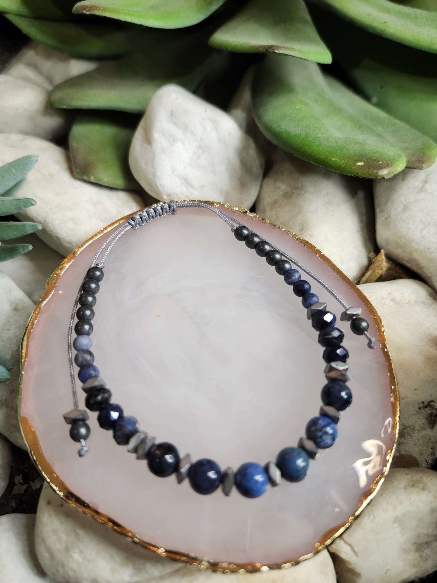 Bracelet ref 100 : Cordon réglable Dumortiérite, Sodalite et Hématite