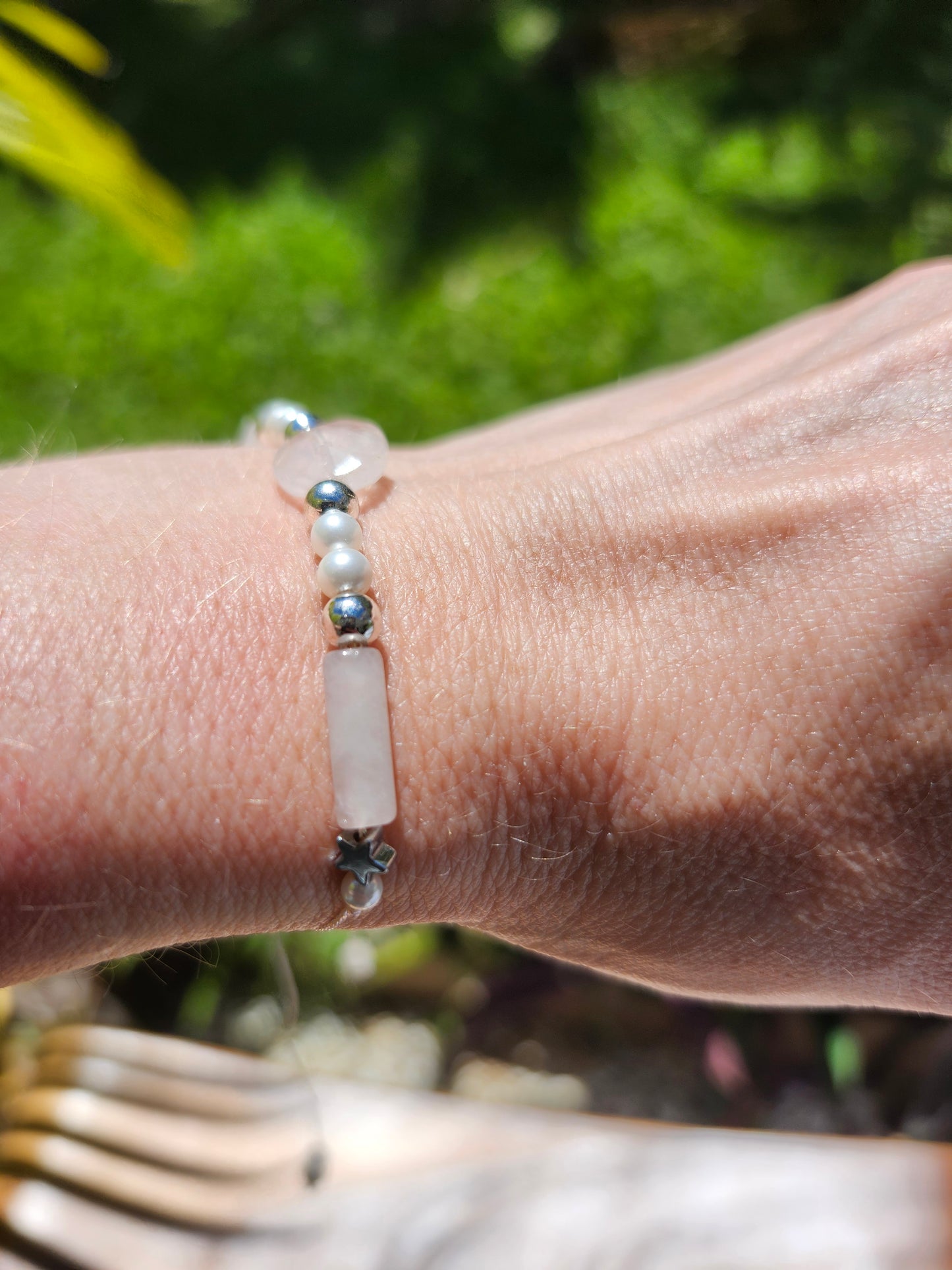 Bracelet réf. 18 : cordon réglable Quartz rose et Nacre