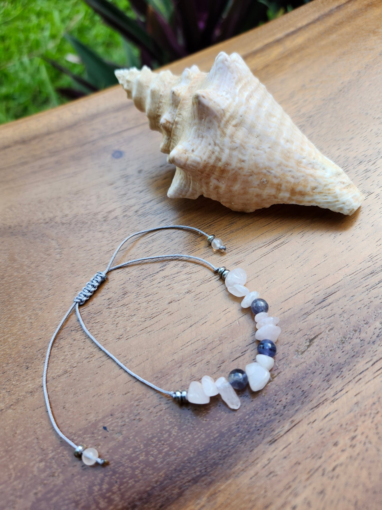 Bracelet réf. 15 : cordon réglable Quartz rose et iolite