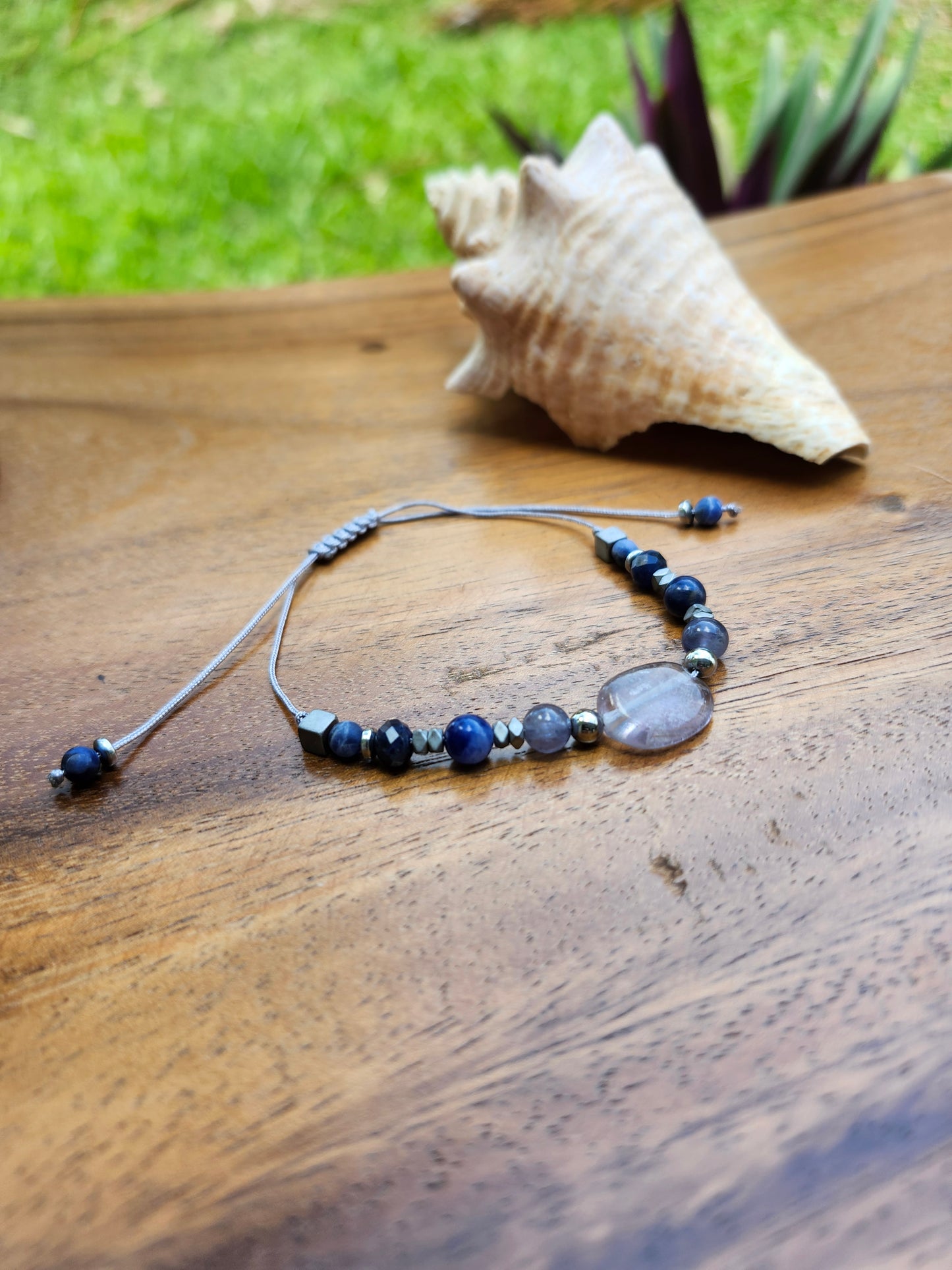Bracelet ref 44 : Cordon réglable Fluorite, Iolite et Sodalite
