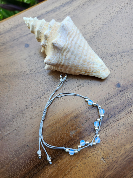 Bracelet ref 47 : Cordon réglable Opaline/ Hématite