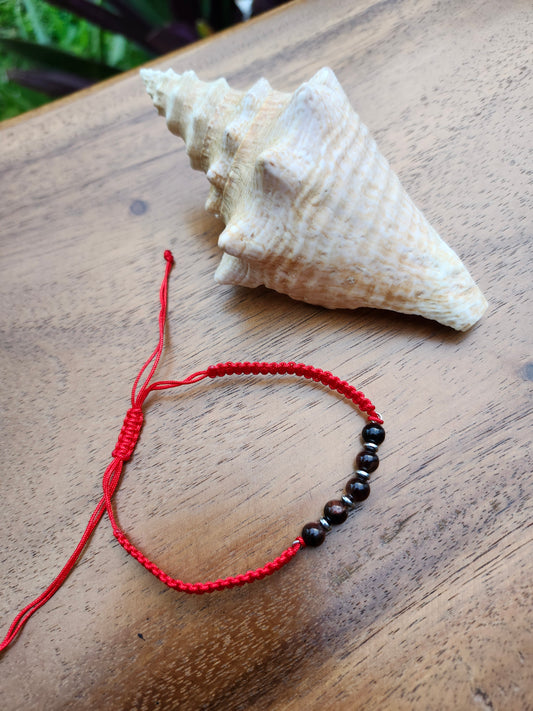 Bracelet ref 54 : Cordon réglable œil de tigre marron foncé et hématite sur cordon tressé rouge