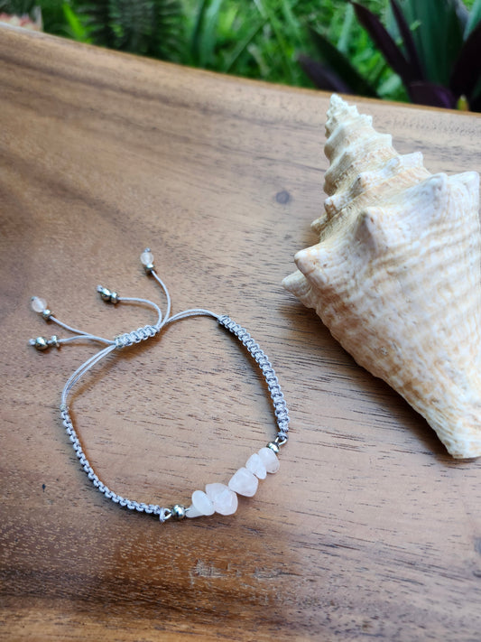 Bracelet ref 55 : Cordon réglable quartz rose et hématite sur cordon tressé gris