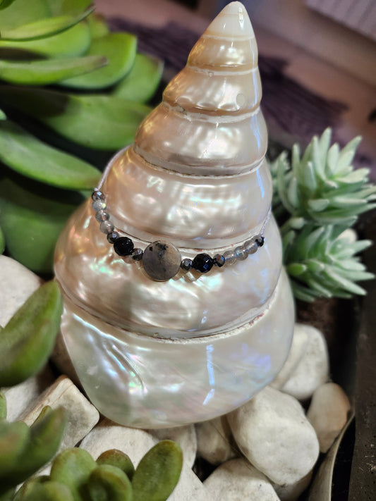 Bracelet ref 58 : Cordon réglable Labradorite, onyx et hématite
