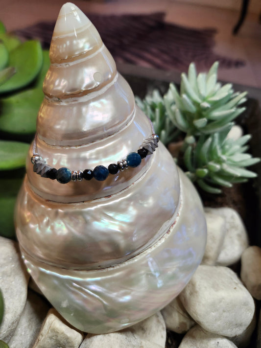 Bracelet ref 62 : Cordon réglable Apatite, onyx et hématite
