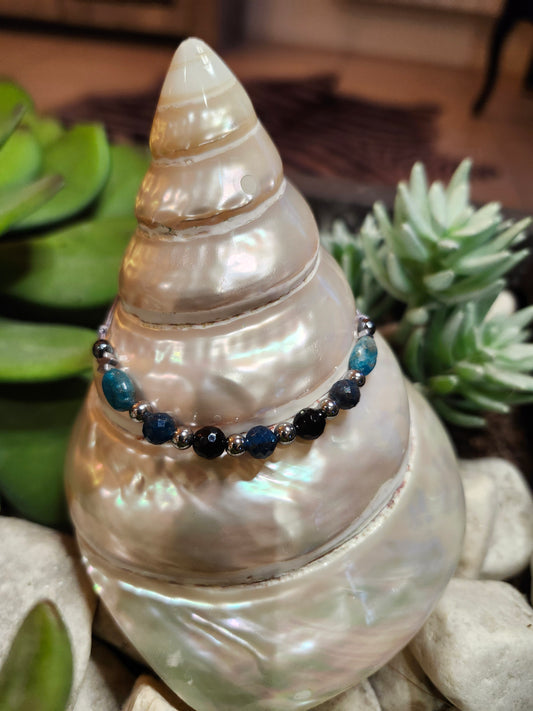 Bracelet ref 67 : Cordon réglable Apatite, onyx et hématite