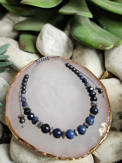 Bracelet ref 100 : Cordon réglable Dumortiérite, Sodalite et Hématite
